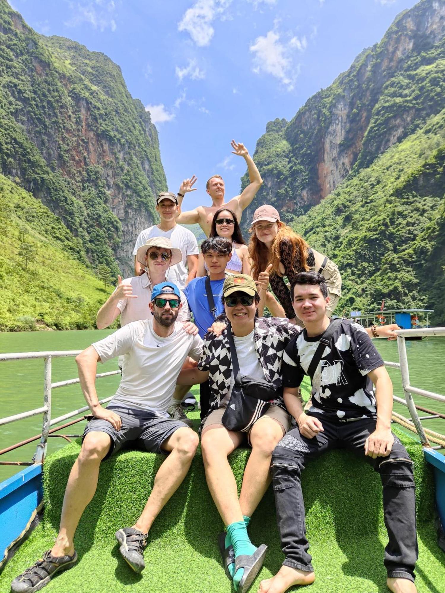 Odyssey Hostel, Tours & Motorbikes Rental Ha Giang Bagian luar foto