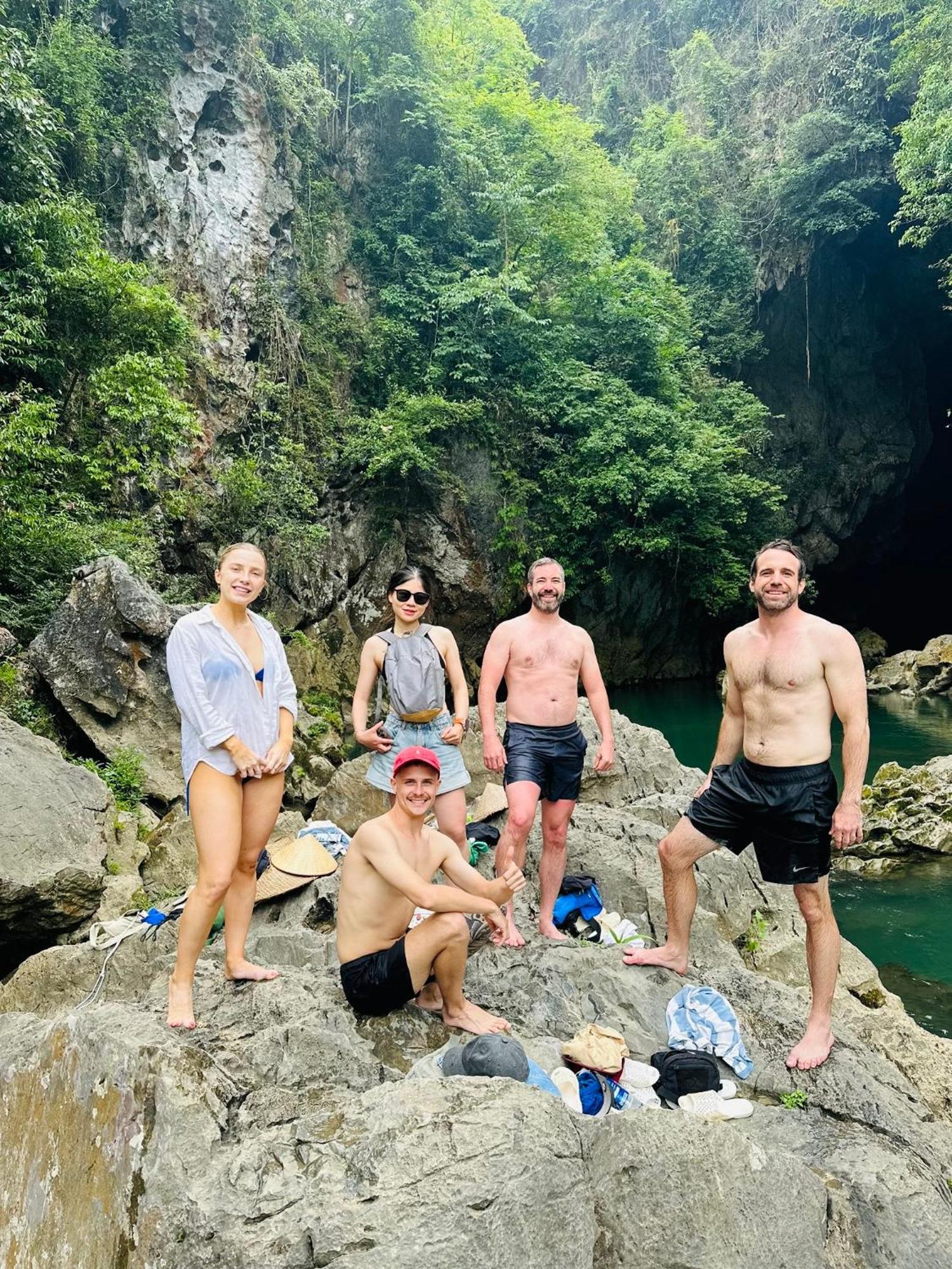 Odyssey Hostel, Tours & Motorbikes Rental Ha Giang Bagian luar foto
